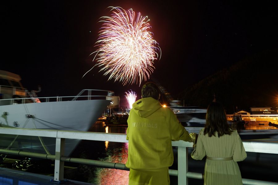 市内３カ所で花火一斉打ち上げ 高知県宿毛市 高知新聞