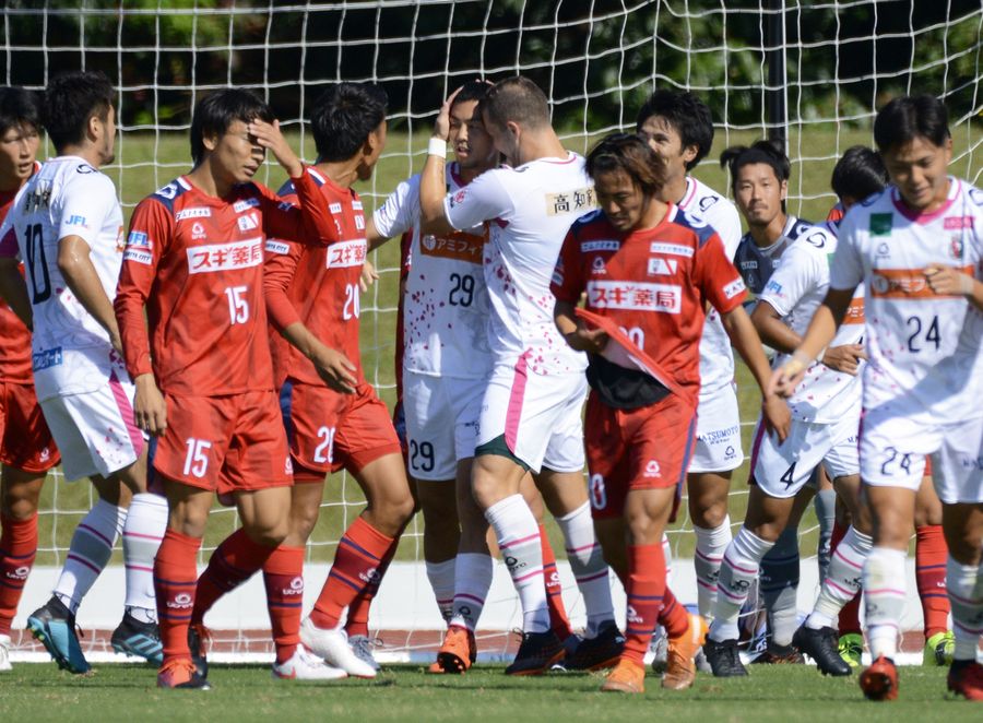 【FC刈谷―高知ユナイテッドSC】前半14分、高知U横竹(10)=左から2人目=のCKを下堂(29)=同5人目=が頭で合わせて先制する(愛知県の岡崎市龍北スタジアム=FC刈谷提供)
