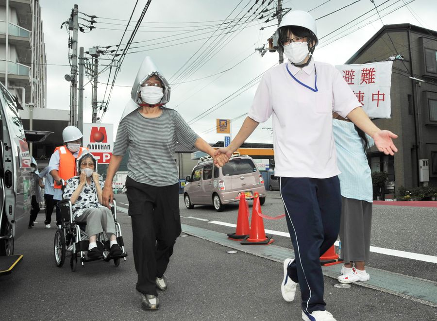 南海トラフ地震に備え、避難訓練を行うデイサービス利用者と職員(高知市南ノ丸町)