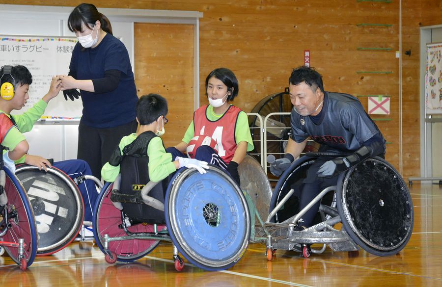 体験教室を通じて、子どもたちに車いすラグビーの魅力を伝える日本代表主将の池透暢＝右端。東京パラの熱をさらに高めるための模索が続く（２０２０年１１月、高知市本宮町）