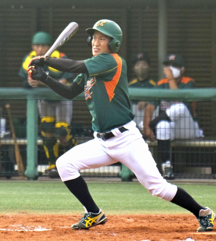 【優勝決定戦 高知工科大―四国学院大】8回裏工科大1死二、三塁、代打岡本が左越えに三塁打を放ち7―7と追いつく(香美球場)