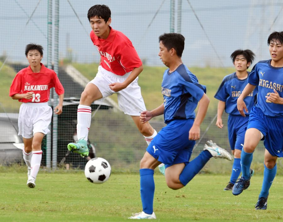 果敢にゴールを狙う選手。８強入りを懸け、激しい戦いが繰り広げられた（野市ふれあい広場、２回戦の東―中村から＝佐藤邦昭撮影）