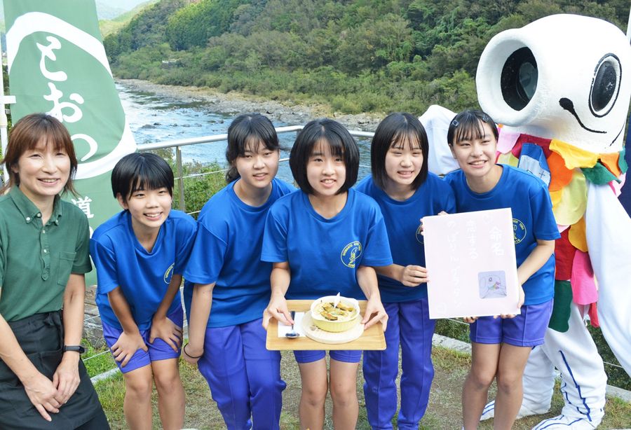 考案した「恋するのぼりんグラタン」をPRする十川中学校の生徒ら(写真はいずれも四万十町十和川口)