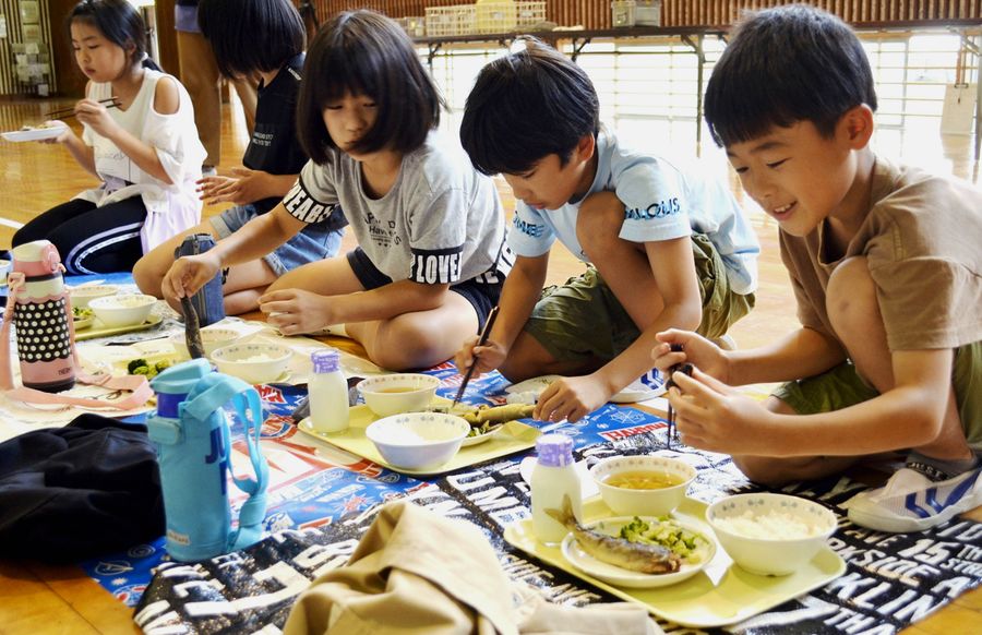 アユの塩焼きを楽しむ窪川小4年生(四万十町琴平町)