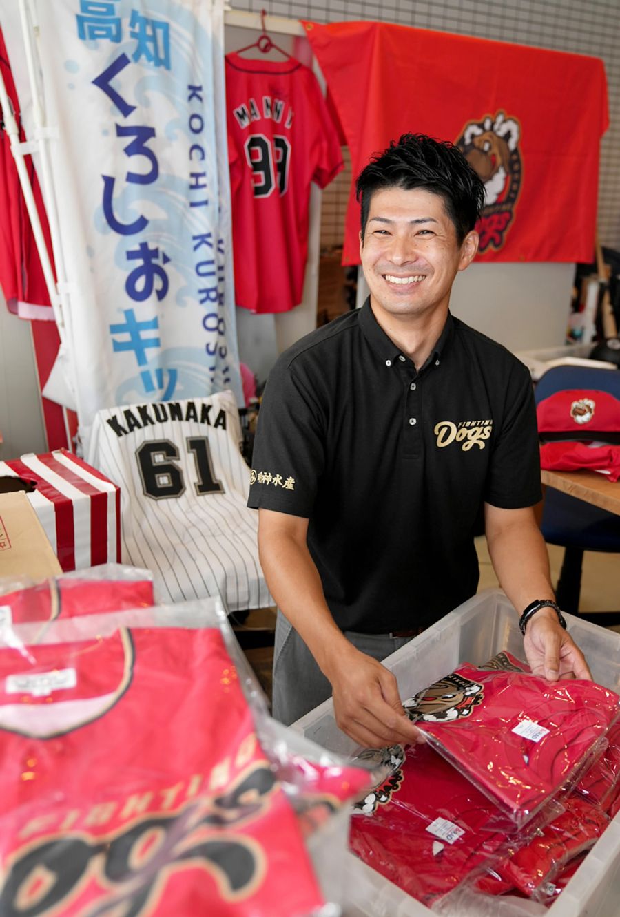 FD事務所で作業する浅利章太さん。「他の球団ではできない経験ができている」という(高知市大谷公園町)