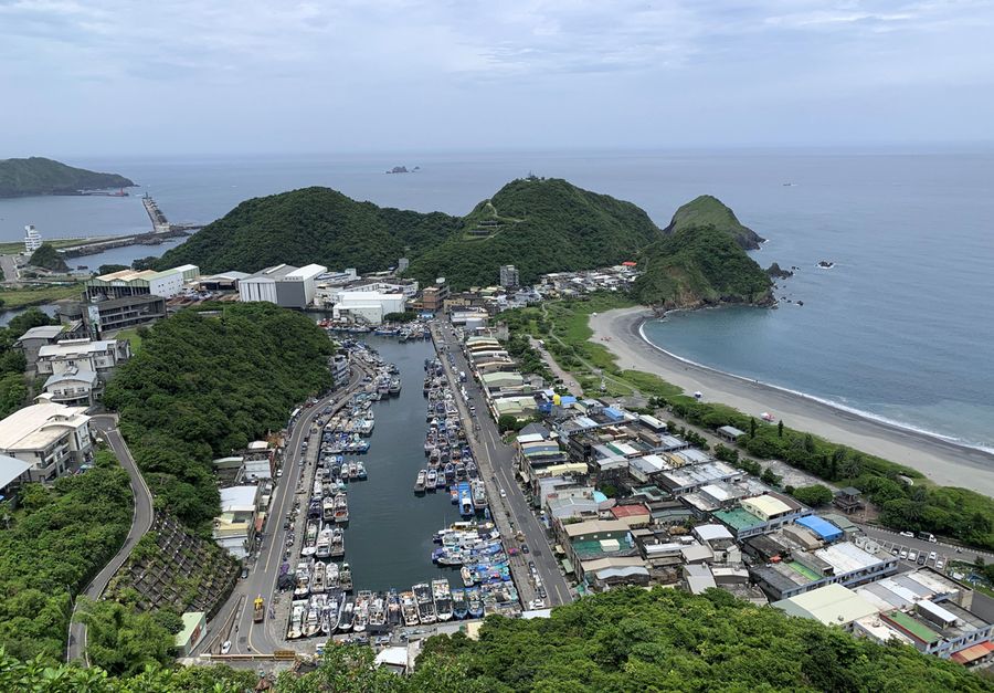 沖合に黒潮が流れる南方澳の漁港（吉尾寛さん提供）