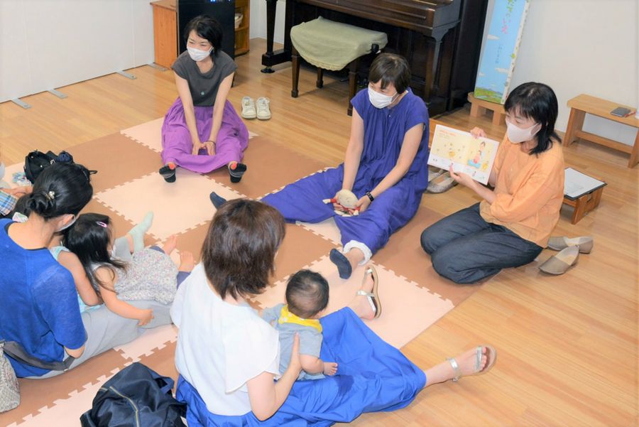 親子で読み聞かせや手遊びを楽しんだ「くすくすひろば」(高知市の高知こどもの図書館)