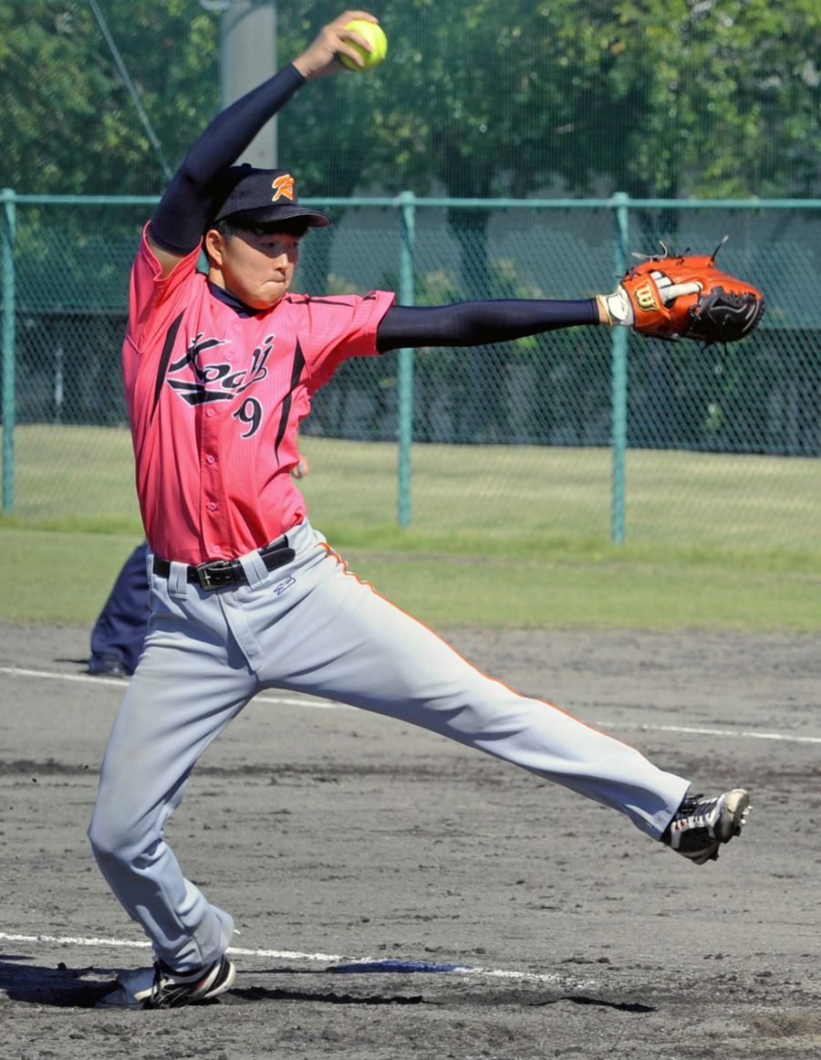 大阪桃次郎戦に先発し、無四球で今季2度目の完封勝利を挙げた高知PW片岡大空(富山市の岩瀬スポーツ公園)