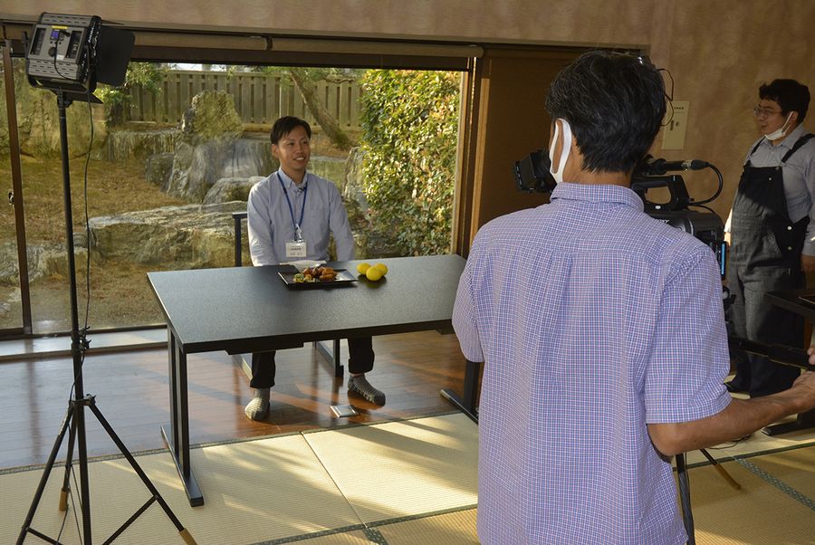 奈半利町特産ゆず豚を使った料理を紹介する動画の撮影風景（同町のホテルなはり）