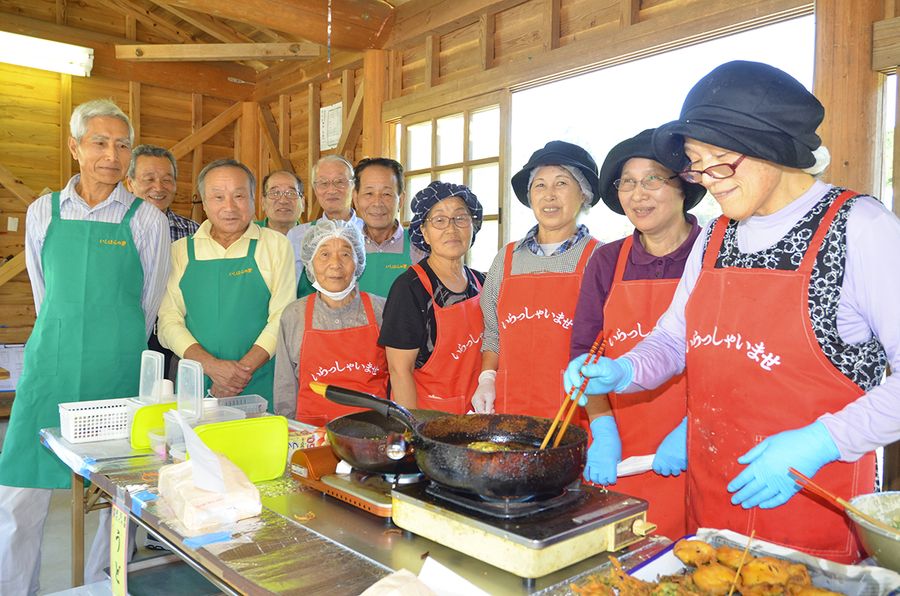 総務大臣賞を受賞した「いしはらの里協議会」の住民ら(土佐町石原)