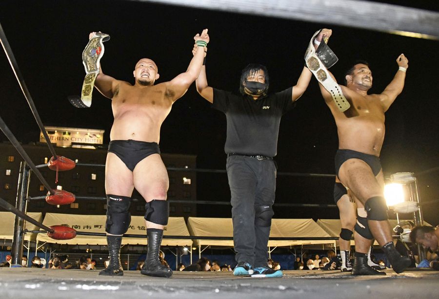 地元の応援を力にタッグ王座を奪還した岡林裕二選手(左)と関本大介選手=写真はいずれも南国市明見のサテライト南国