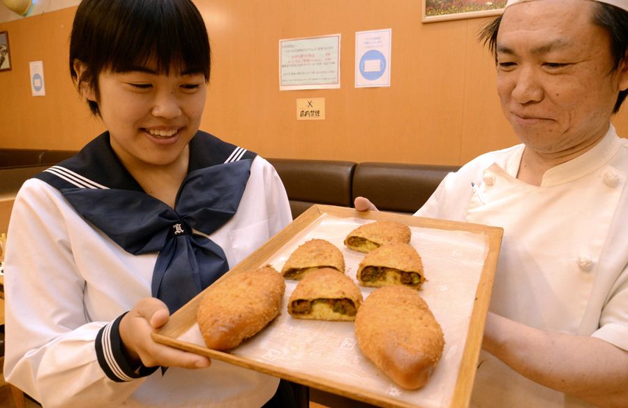 シシトウ入りのカレーパンを考案した谷本奈々さん=左(須崎市の「ベイクショップ モンブラン」)