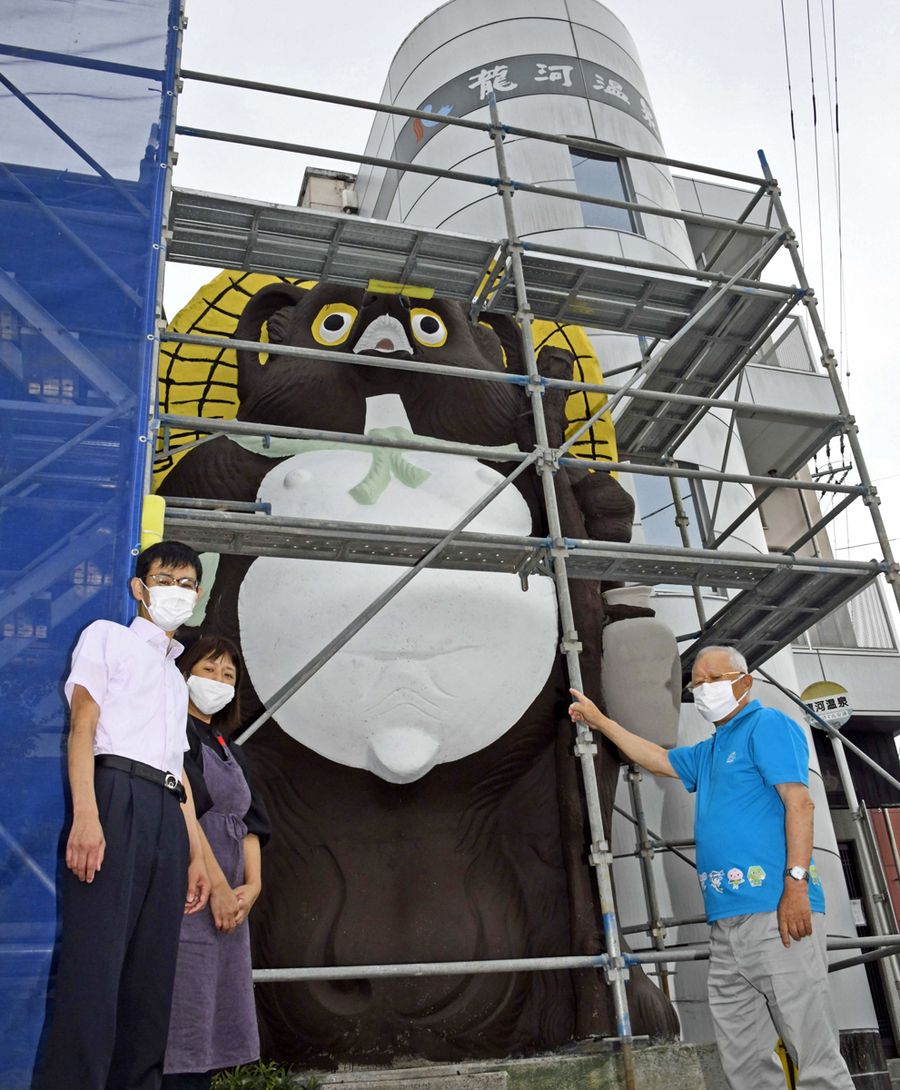 初めてお色直しされ、ぴかぴかによみがえった龍河温泉名物の大ダヌキ(香美市土佐山田町佐古薮)