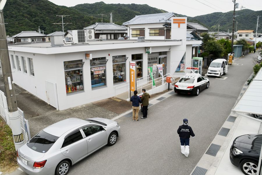 強盗事件が発生した宇佐郵便局（２１日午後３時４０分ごろ、土佐市宇佐町宇佐）