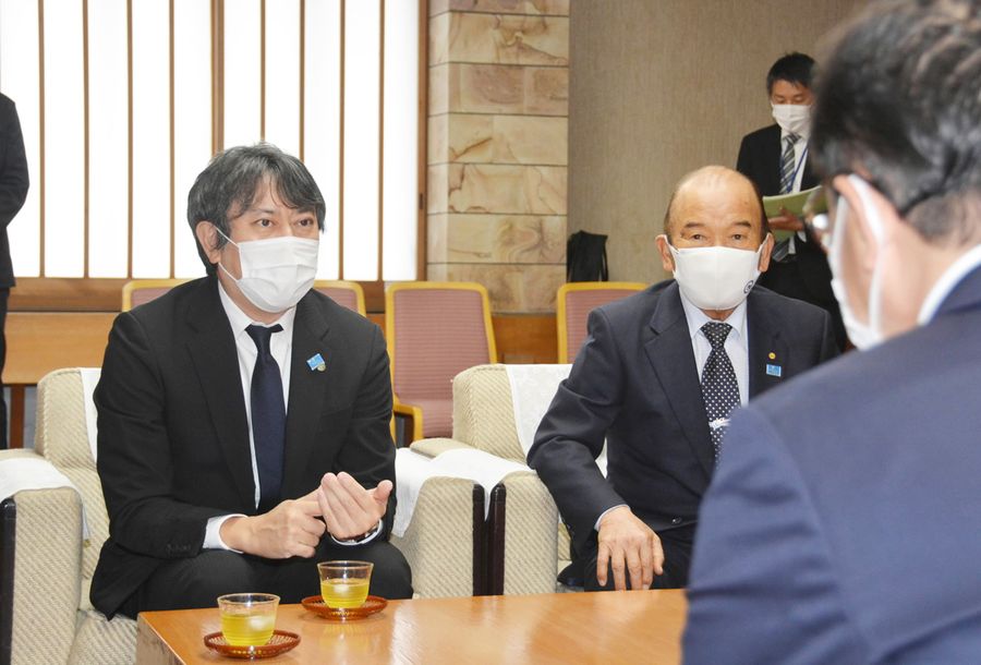 浜田省司知事を訪問した樫尾隆司・大会副会長=左=ら(高知県庁)