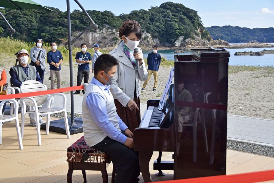 「SATOUMI」に設置された海のピアノ。西村由紀江さんや子どもが初演奏を披露した(土佐清水市三崎)