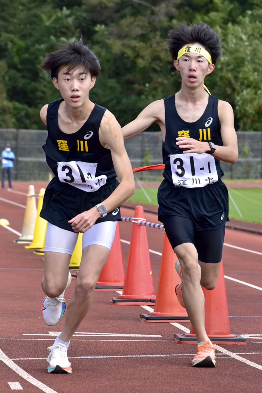 窪川1区の林優和=右=が独走状態で、2区林優成にたすきをつないだ(春野運動公園)