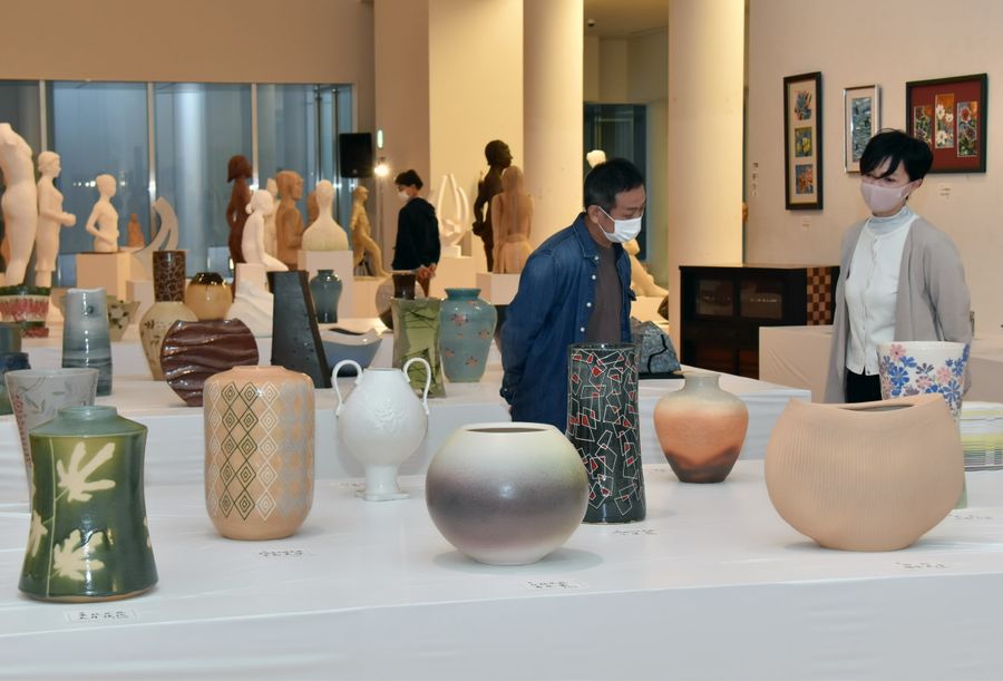 来場者が静かに芸術との対話を楽しんだ第75回県展(高知市のかるぽーと)