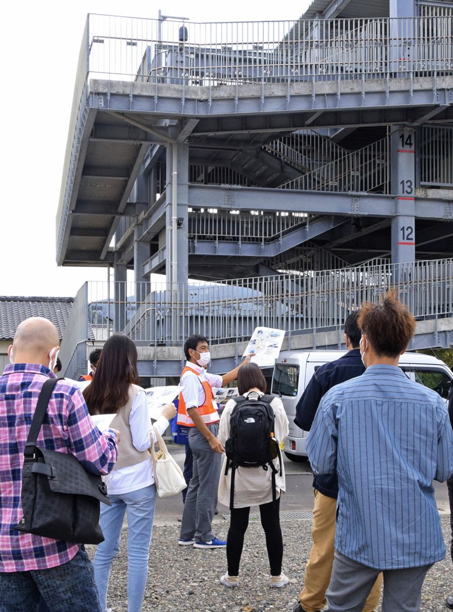 津波避難タワーを見学する参加者ら（四万十市下田）