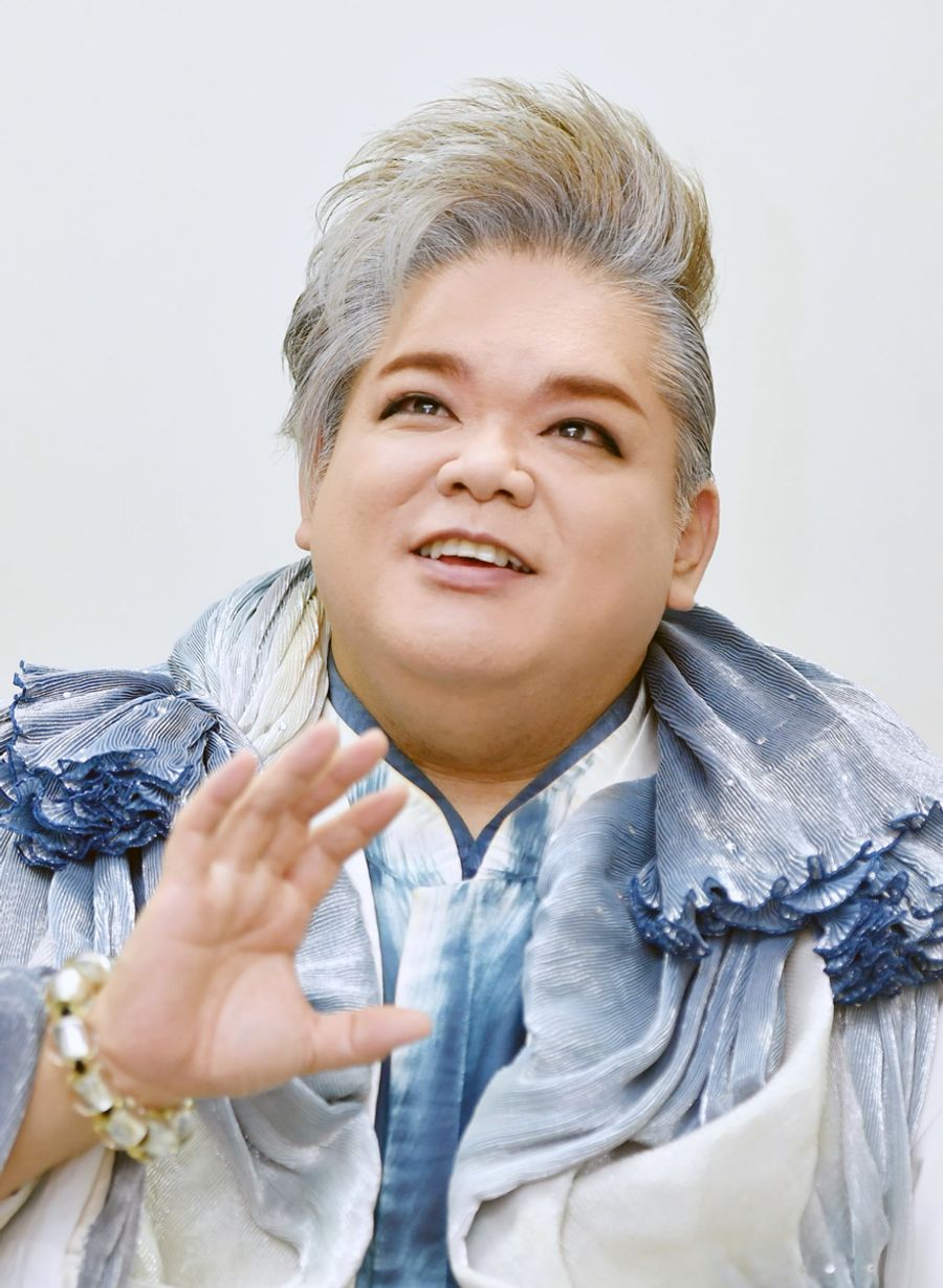 波を思わせる衣装を着た岡本知高。「高知でステージに立つ時はウナギで精をつけます」(高知新聞社=山下正晃撮影)