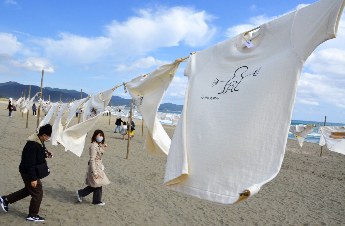 ｔシャツ９５０枚はためく 高知県黒潮町でアート展 １１ ３まで 高知新聞