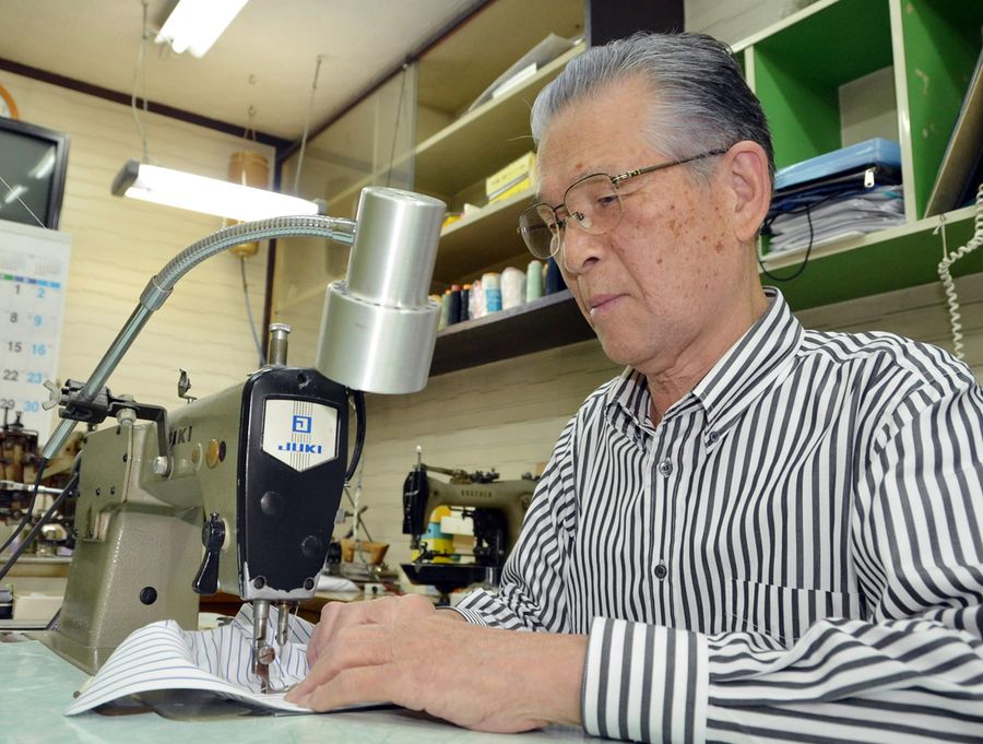 ミシンやアイロンなどの道具も60年前から使っているもの。「使い慣れてるものがいい」と登さん(写真はいずれも高知市上町2丁目)