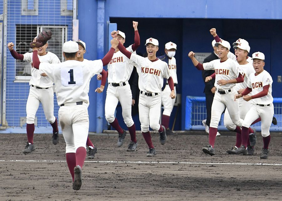 優勝が決まり、ベンチから飛び出す高知ナイン（愛媛県西条ひうち球場）