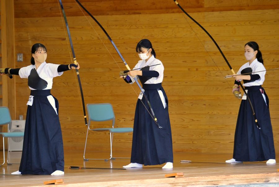 初優勝の女子土佐。左から御庄、川村、久保