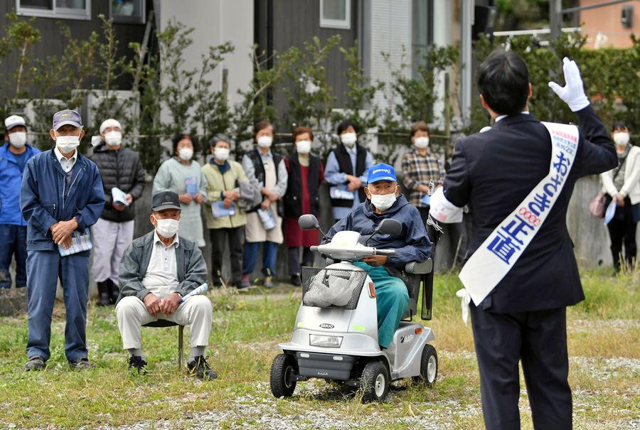高知2区で初当選した尾﨑正直さんの街頭演説に耳を傾ける県民(10月21日、中土佐町上ノ加江)