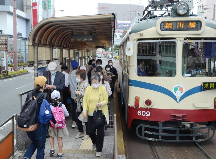 全国的にも珍しい「無料デー」。家族連れら多くの人が利用した(高知市のはりまや橋電停)