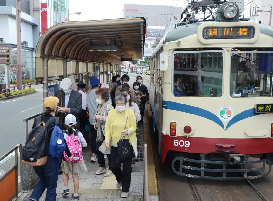 全国的にも珍しい「無料デー」。家族連れら多くの人が利用した（高知市のはりまや橋電停）