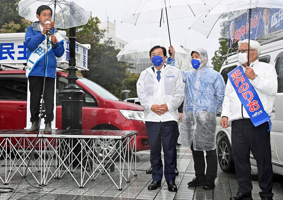立憲民主党の枝野幸男代表=中央=と街頭に立つ広田一、武内則男両氏。自民党候補に大敗を喫した(10月25日、高知市)