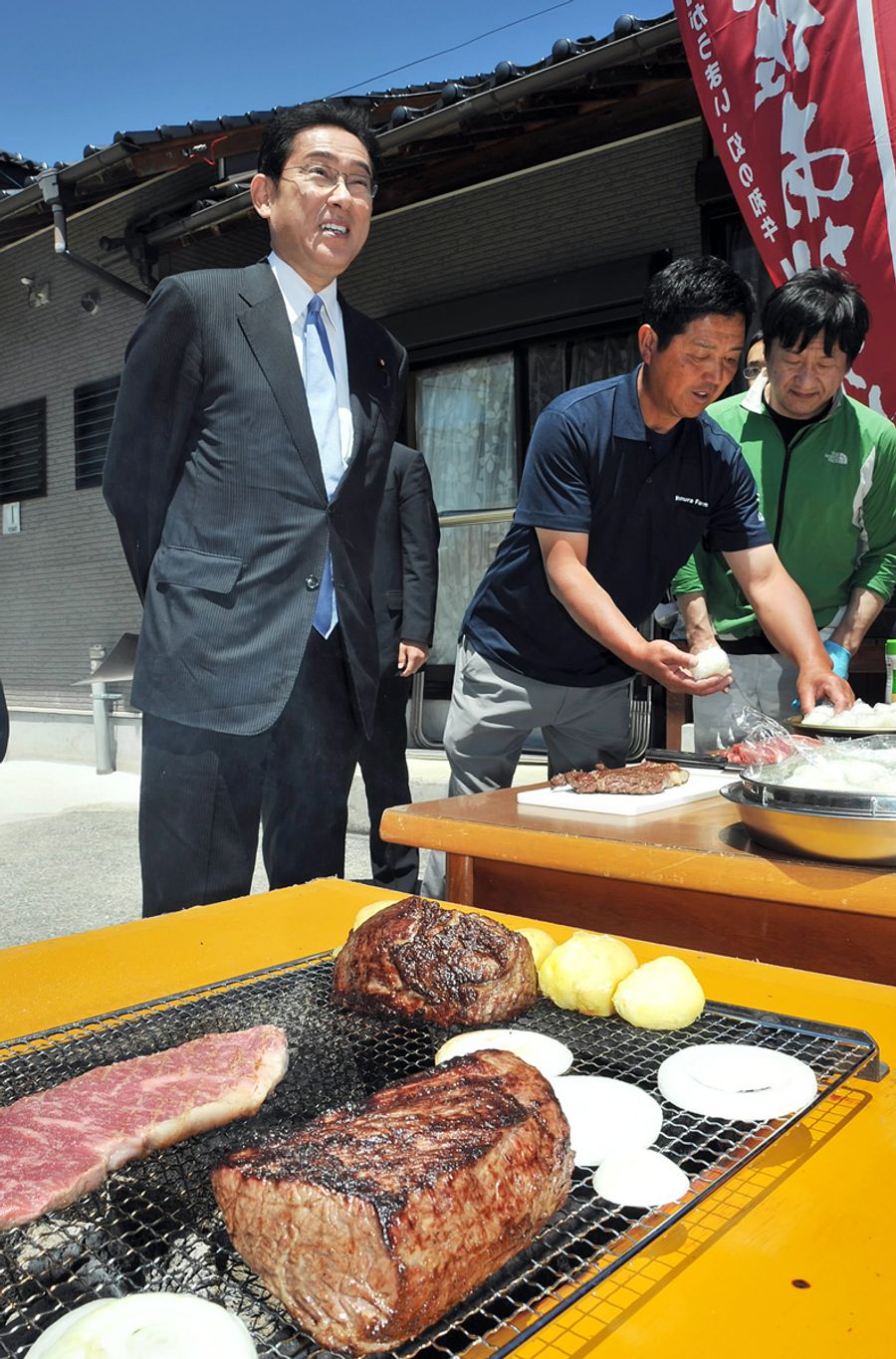 自民党政調会長当時、本山町の農業法人を視察した岸田文雄首相。地方活性化にどう取り組むか(2018年5月、同町下津野)
