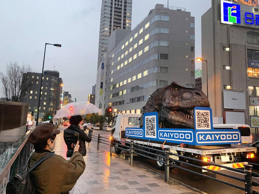 屋上から撤去された恐竜ヘッドが、クリスマスの大阪市街を巡回(海洋堂提供)