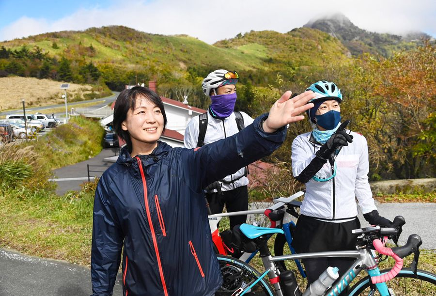 「山荘の魅力は、お客さんとの対話や距離の近さ」とほほ笑む新名桜さん（いの町寺川）