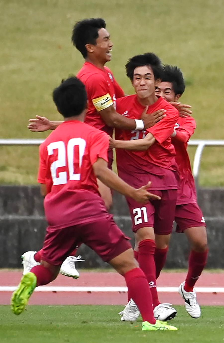 高校サッカー高知県大会 高知逆転のロスタイム弾 途中出場の大久保決めた 高知新聞