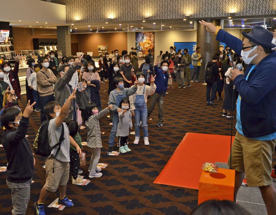 ジャンケン大会で盛り上がった前回の「県民が選ぶ映画ベストテン」の投票イベント(昨年11月、高知市のTOHOシネマズ高知)