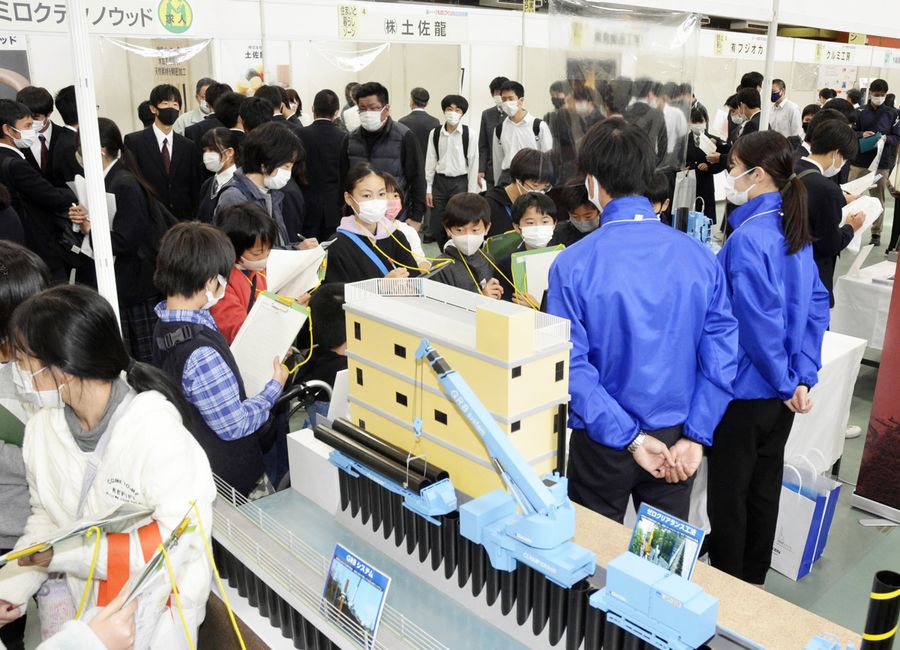 県内メーカーなどが自慢の商品を紹介しているものづくり総合技術展(高知市の高知ぢばさんセンター)