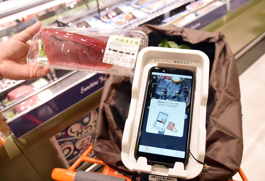 スマートフォンで商品バーコードを読み取りながら買い物をする「スマホレジ」(高知市福井町のサンシャインクロバ店)