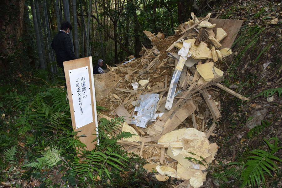 廃材で道をふさがれた遍路古道（土佐清水市以布利）