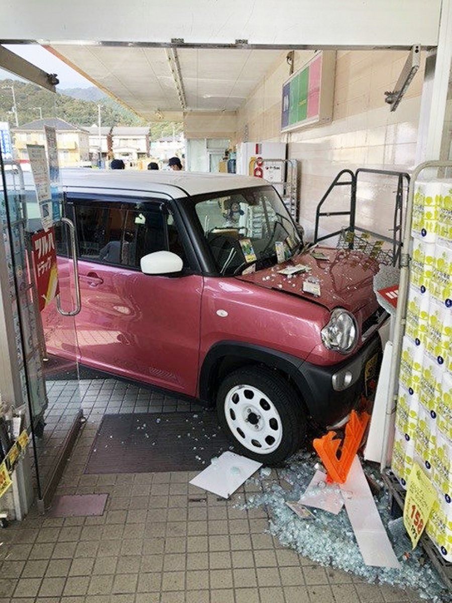ドラッグストアに突っ込んだ軽乗用車(16日午後0時半ごろ、高知市万々)