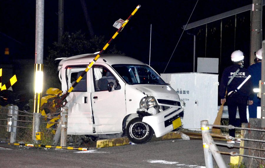 特急列車と軽乗用車が衝突した事故現場(16日午後8時半ごろ、南国市上末松)