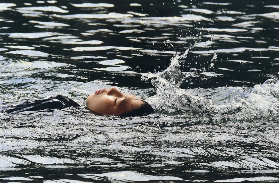 写真「夏を惜しむ少年」中山富美江（具同）