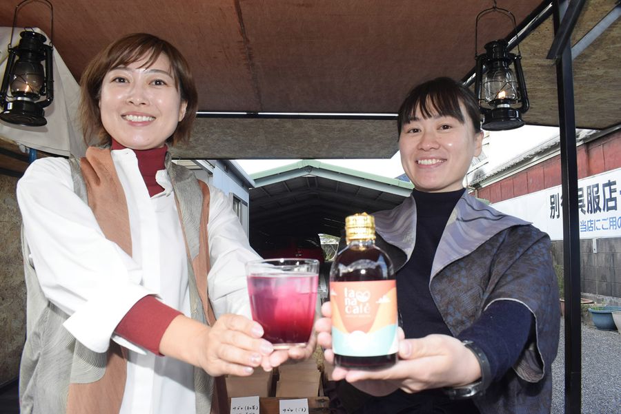 出張販売先の土佐市でシソシロップとジュースを手にする(左から)裕子さんと智子さん