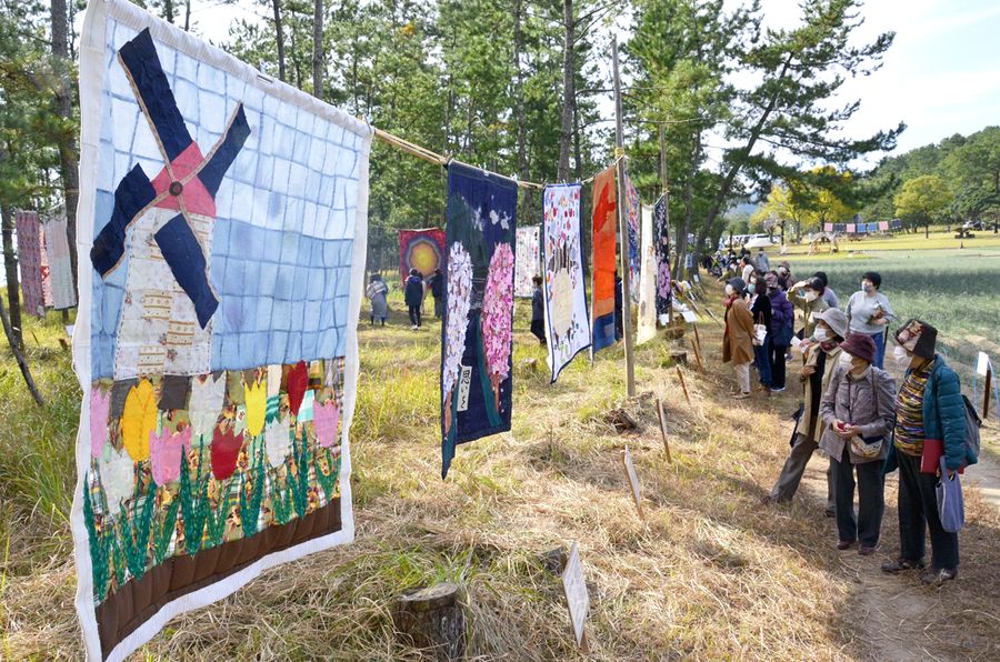 力作が並ぶ「潮風のキルト展」(黒潮町入野)