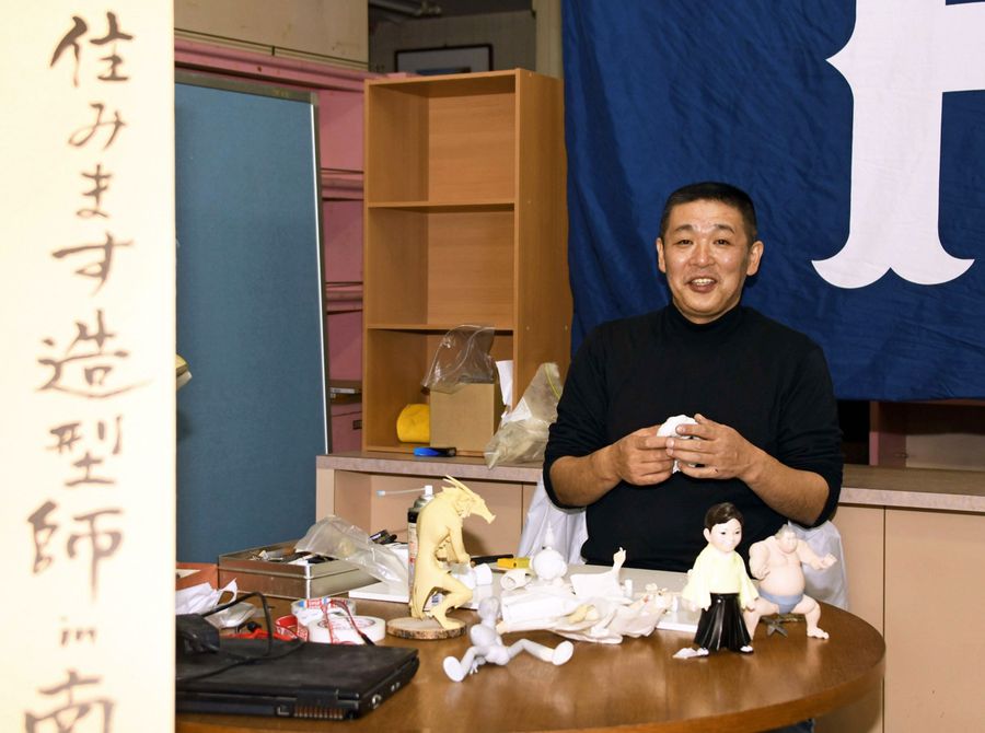 「高知にシンクロしたフィギュアを作りたい」と話すかたやまひろしさん(南国市後免町2丁目)