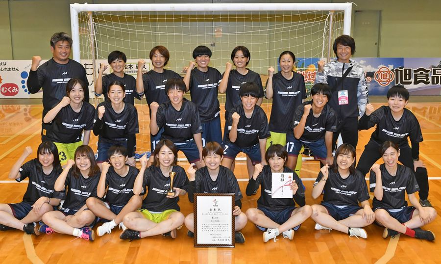 今大会最年長 ゴールキーパー山下 高知 が大奮闘 フットサル トリムカップ 高知新聞 今大会最年長 ゴールキーパー山下 高知 が大奮闘 フットサル トリムカップ 高知新聞