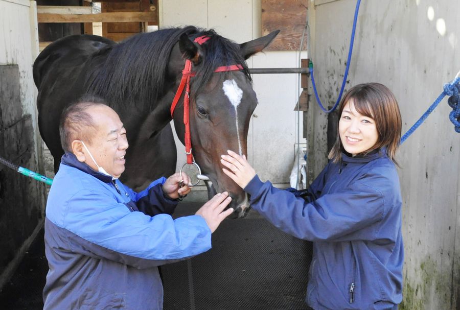 調教師に転身する別府真衣さん(右)と、父の真司調教師。本名の「宮川真衣」で活動するという(高知市長浜宮田)