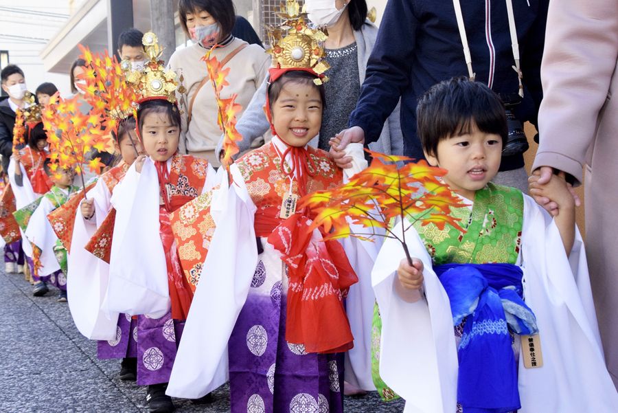 中心市街地をゆったり進む稚児行列(四万十市中村東下町)