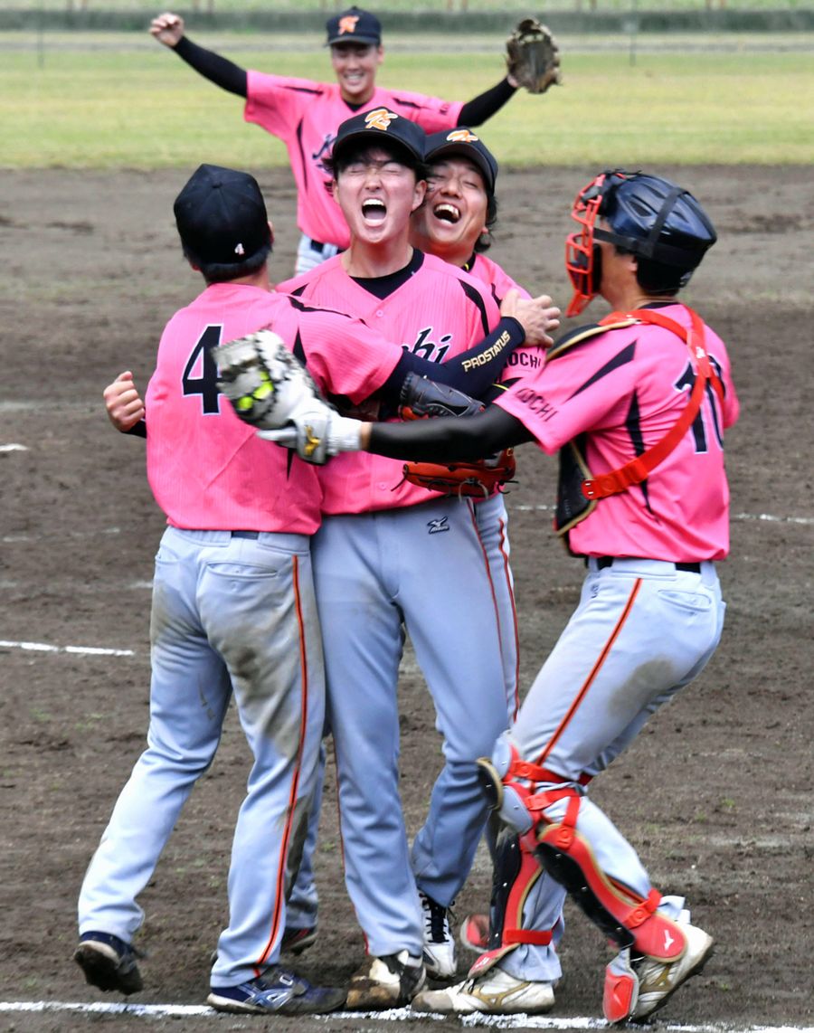 優勝が決まり、４試合を投げ抜いた片岡大空＝左から２人目＝を中心に集まり喜ぶ高知ＰＷナイン（写真はいずれも茨城県石岡市の八郷運動公園）